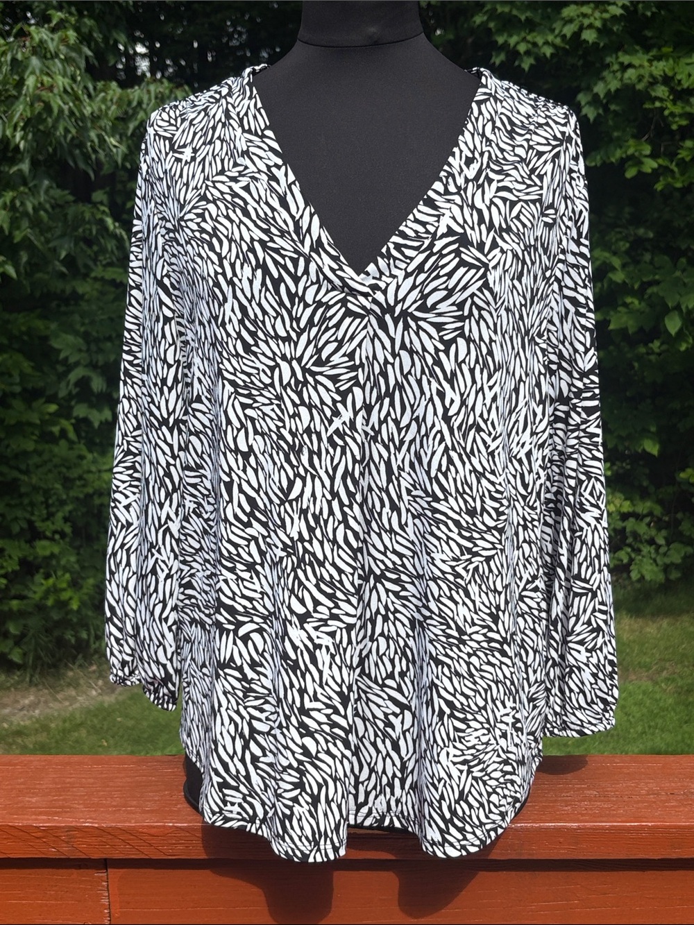 NWOT Vince Camuto Black & White Blouse. Absolutely no flaws.